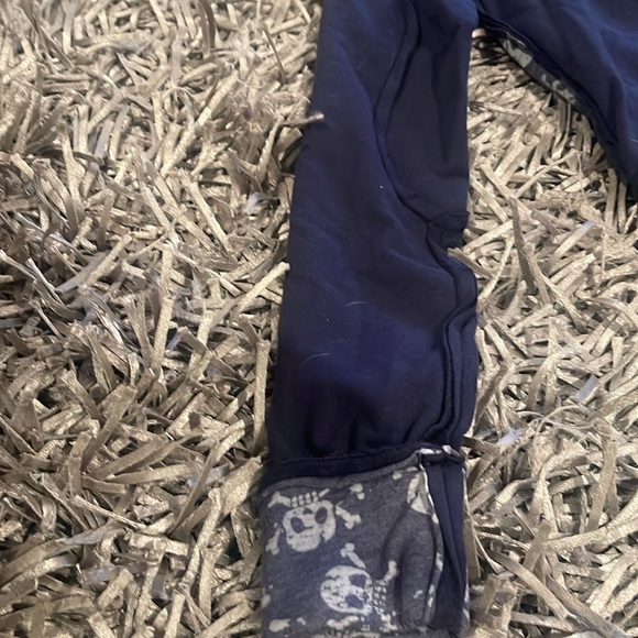 Skull & crossbones hoodie - Picture 4 of 5